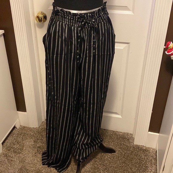 SO Wide Leg High Rise Pants Relaxed Hip & Thigh sz XL  Black White Stripes NWT - Picture 1 of 7